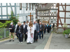Bittprozession um den Kleinen Berg an Pfingstmontag (© Karl-Franz Thiede)
